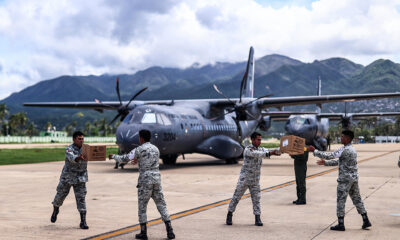 Integrantes del ejército mexicano y de la Guardia Nacional (GN), trasladan ayudas a damnificados por el paso del huracán 'John' este lunes en el balneario de Acapulco en el estado de Guerrero (México). EFE/David Guzmán