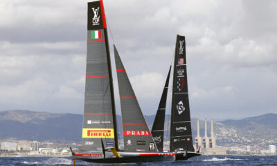 El Luna Rossa Prada Pirelli italiano (i) se ha impuesto este jueves al NYYC American Magic estadounidense (d) en las semifinales (5-3) de la Copa Louis Vuitton-Torneo de Desafiantes, y ha alcanzado la final donde se enfrentará con el INEOS Britannia. EFE/Quique García