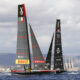 El Luna Rossa Prada Pirelli italiano (i) se ha impuesto este jueves al NYYC American Magic estadounidense (d) en las semifinales (5-3) de la Copa Louis Vuitton-Torneo de Desafiantes, y ha alcanzado la final donde se enfrentará con el INEOS Britannia. EFE/Quique García