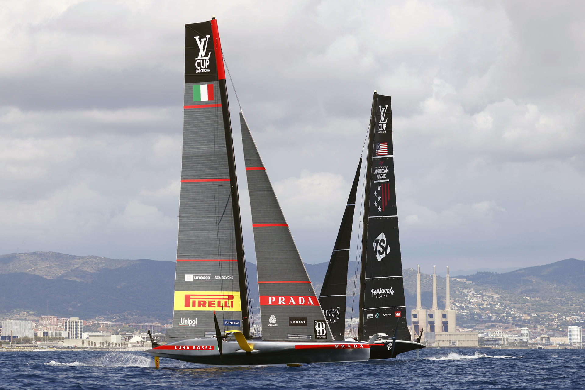 El Luna Rossa Prada Pirelli italiano (i) se ha impuesto este jueves al NYYC American Magic estadounidense (d) en las semifinales (5-3) de la Copa Louis Vuitton-Torneo de Desafiantes, y ha alcanzado la final donde se enfrentará con el INEOS Britannia. EFE/Quique García