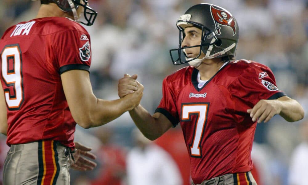 Fotografía de archivo del exjugador argentino de los Tampa Bay Buccaneers Martin Gramatica (d). EFE/TOM MIHALEK