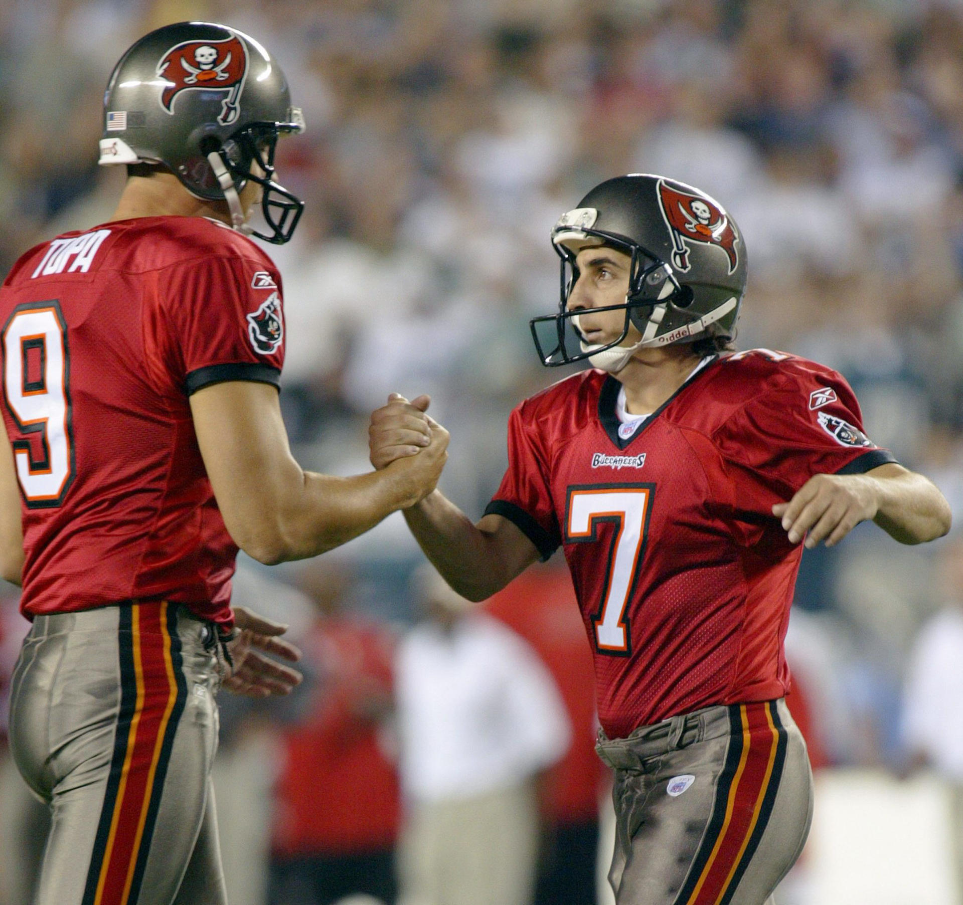 Fotografía de archivo del exjugador argentino de los Tampa Bay Buccaneers Martin Gramatica (d). EFE/TOM MIHALEK