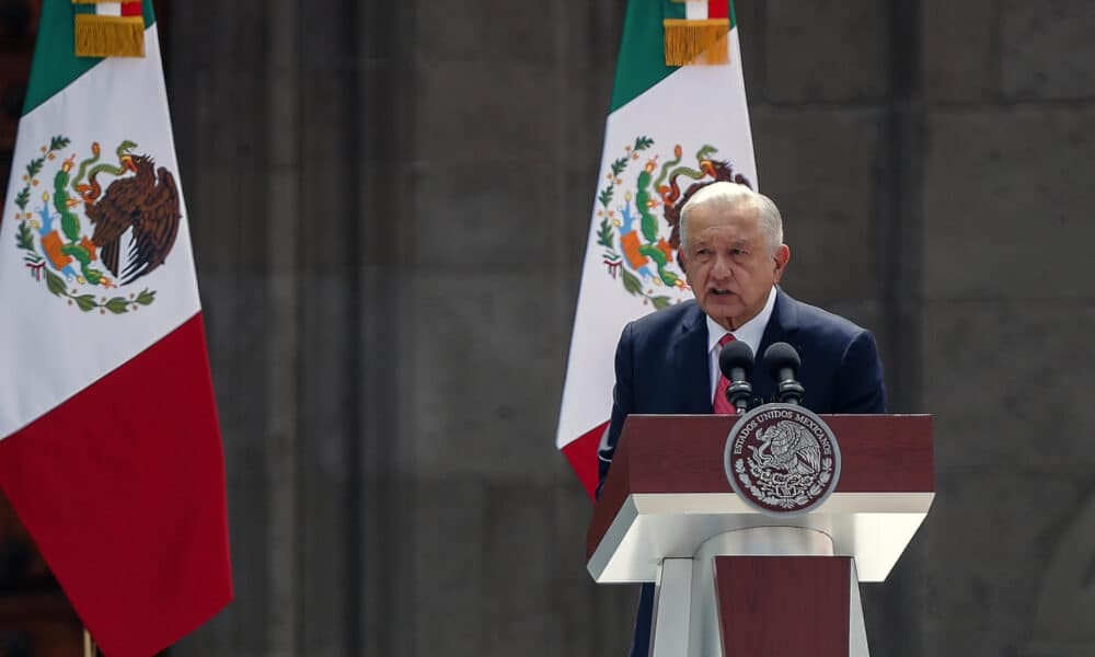 El presidente de México, Andrés Manuel López Obrador, habla durante el sexto informe de gobierno este domingo, en el Zócalo en Ciudad de México (México). EFE/ Isaac Esquivel