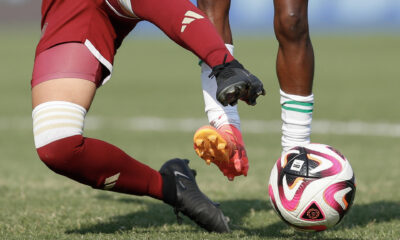 Karelis Alexandra Del Valle (i) de Venezuela disputa un balón con Flourish Chioma Sabastine de Nigeria en un partido del grupo D de la Copa Mundial Femenina sub-20. EFE/ Ernesto Guzmán