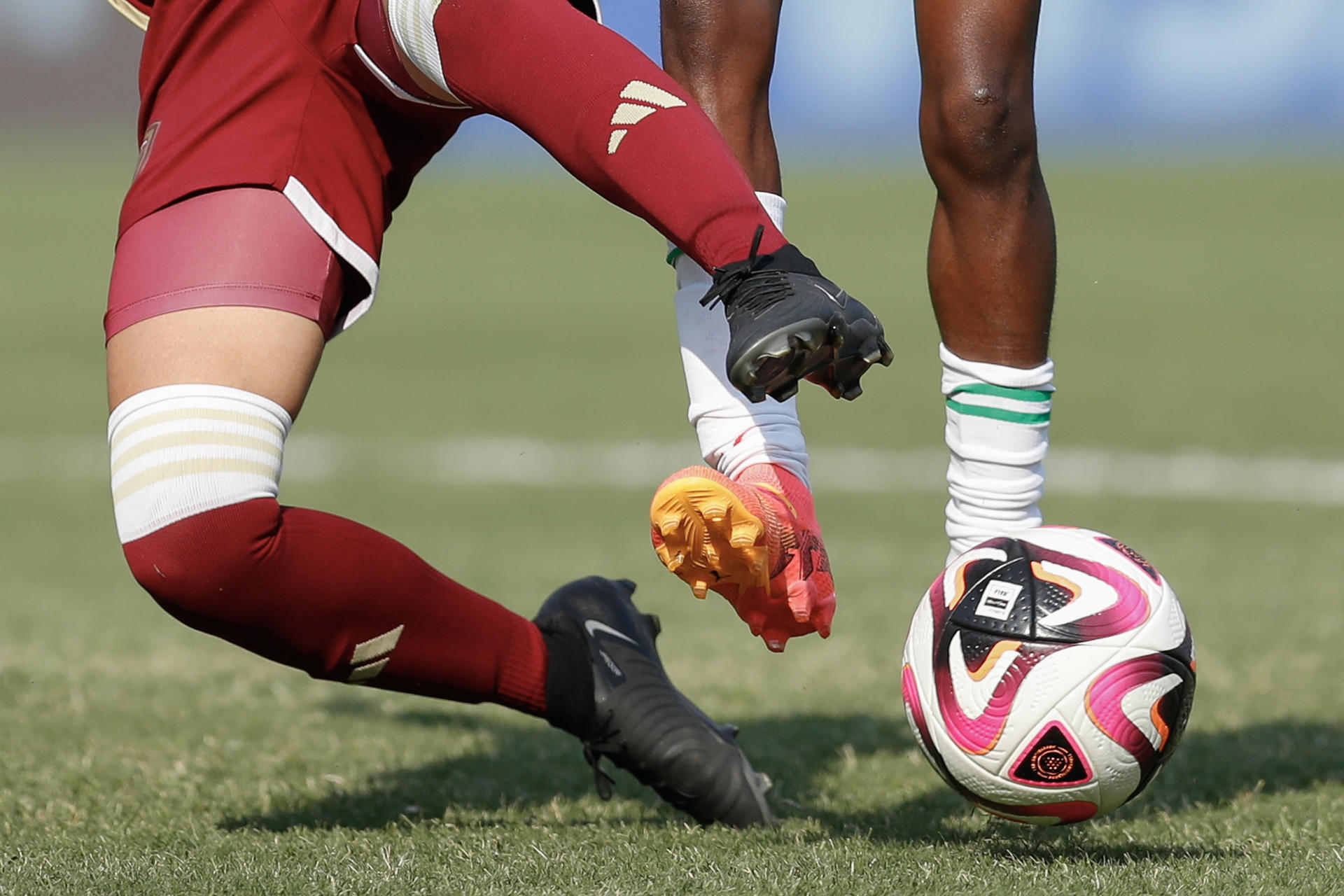 Karelis Alexandra Del Valle (i) de Venezuela disputa un balón con Flourish Chioma Sabastine de Nigeria en un partido del grupo D de la Copa Mundial Femenina sub-20. EFE/ Ernesto Guzmán