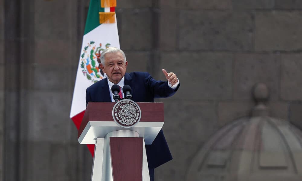 El presidente de México, Andrés Manuel López Obrador, habla durante el sexto informe de gobierno este domingo, en el Zócalo de Ciudad de México (México). EFE/Isaac Esquivel