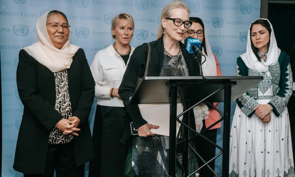 La actriz estadounidense Meryl Streep (c) habla en el evento paralelo "La inclusión de las mujeres en el futuro de Afganistán" que tuvo lugar durante la "Cumbre del Futuro" ' que se lleva a cabo antes del Debate General de esta semana del 79º período de sesiones de la Asamblea General de las Naciones Unidas. EFE/EPA/OLGA FEDOROVA