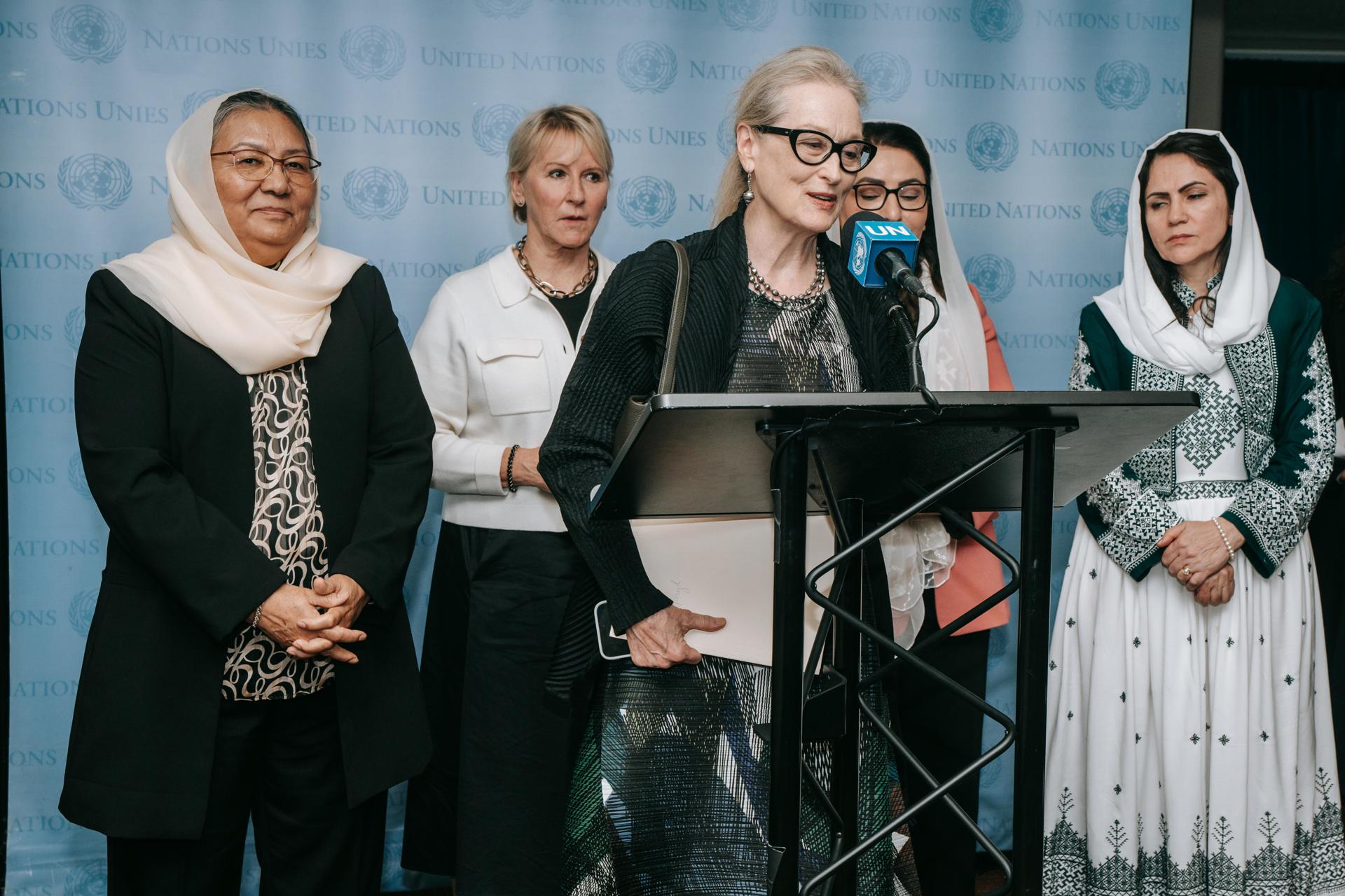 La actriz estadounidense Meryl Streep (c) habla en el evento paralelo "La inclusión de las mujeres en el futuro de Afganistán" que tuvo lugar durante la "Cumbre del Futuro" ' que se lleva a cabo antes del Debate General de esta semana del 79º período de sesiones de la Asamblea General de las Naciones Unidas. EFE/EPA/OLGA FEDOROVA