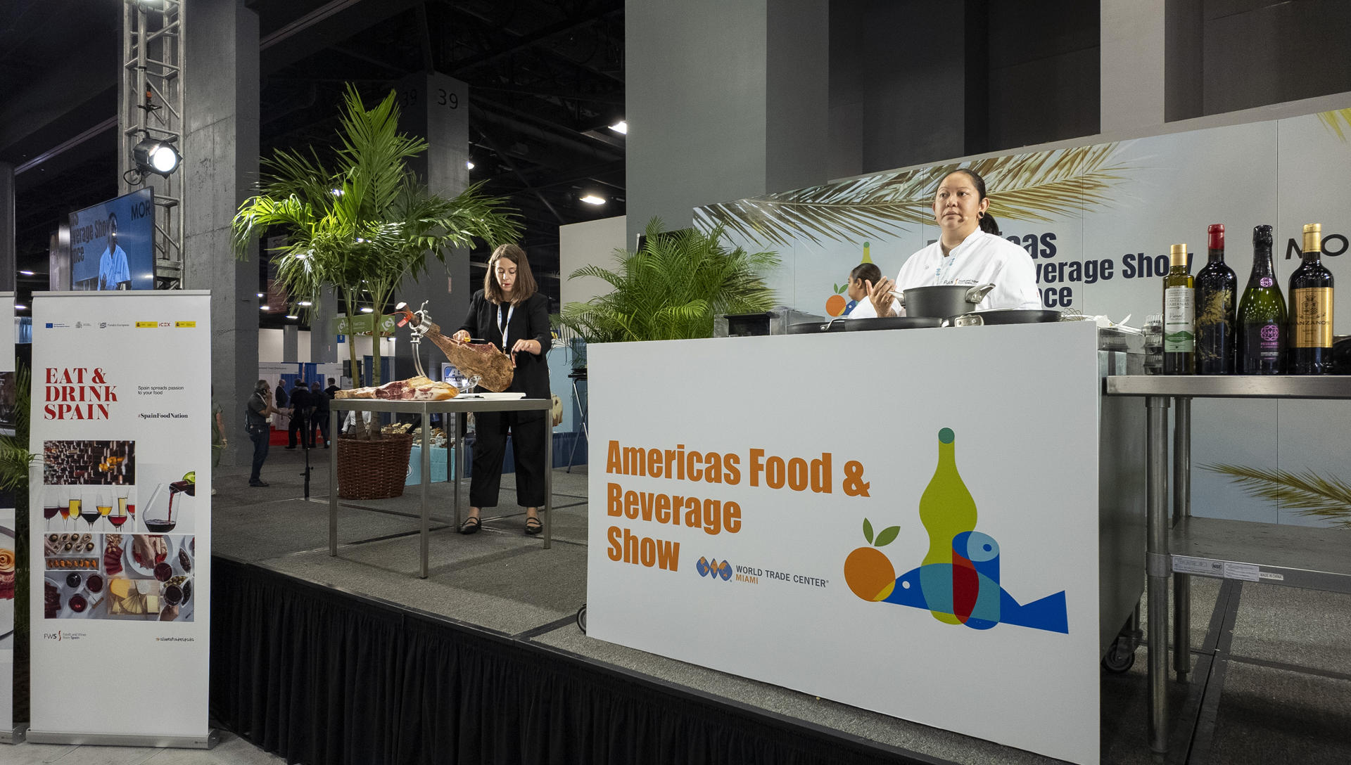 Fotografía cedida por Rodrigo Pérez Castaño del pabellón del jamón en la feria Americas Food & Beverage este miércoles, en Miami Beach (Estados Unidos). EFE/ Rodrigo Pérez Castaño /SOLO USO EDITORIAL/SOLO DISPONIBLE PARA ILUSTRAR LA NOTICIA QUE ACOMPAÑA (CRÉDITO OBLIGATORIO) NO VENTAS