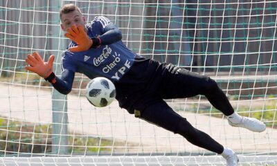 Fotografía de archivo del guardameta Franco Armani durante un entrenamiento con la selección de Argentina, de la que este domingo anunció su retirada ante el avance de un proceso de renovación declarado por el entrenador Lionel Scaloni. EFE/Alberto Estévez