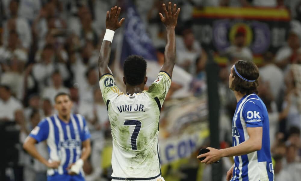 El delantero del Real Madrid Vinicius Jr. celebra su segundo gol durante el partido de la jornada 36 de LaLiga que Real Madrid y Deportivo Alavés disputaron en el estadio Santiago Bernabéu, en Madrid. EFE/Mariscal