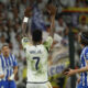 El delantero del Real Madrid Vinicius Jr. celebra su segundo gol durante el partido de la jornada 36 de LaLiga que Real Madrid y Deportivo Alavés disputaron en el estadio Santiago Bernabéu, en Madrid. EFE/Mariscal