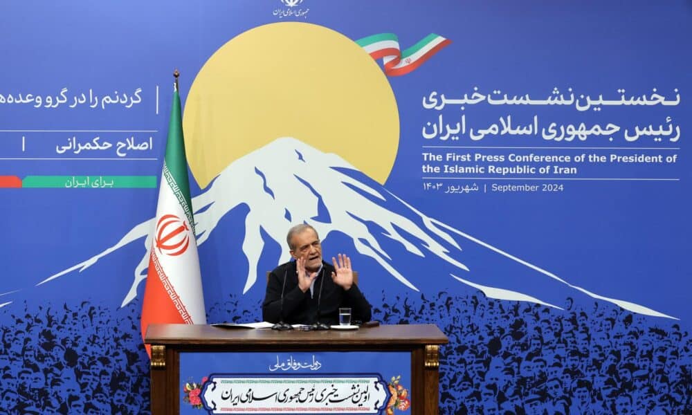 El presidente iraní, Masoud Pezeshkian, habla durante su primera conferencia de prensa con medios locales y extranjeros desde que asumió el cargo en Teherán, Irán, el 16 de septiembre de 2024. Según los medios oficiales iraníes, Pezeshkian pidió la unidad nacional y dejar de lado las diferencias entre las facciones políticas. (Teherán) EFE/EPA/ABEDIN TAHERKENAREH