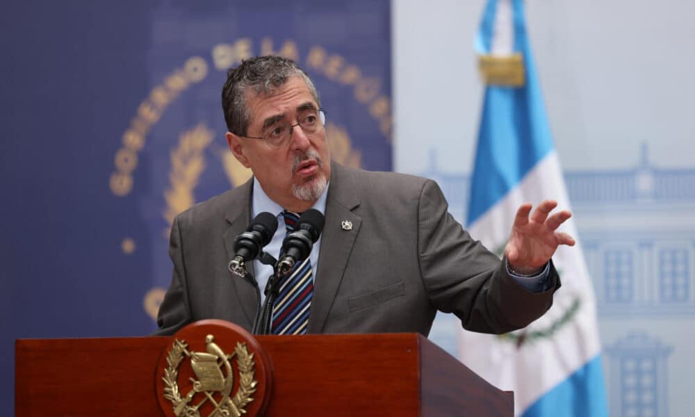 El presidente de Guatemala, Bernardo Arévalo de León, habla en una conferencia de prensa este lunes, en Ciudad de Guatemala (Guatemala), antes de viajar a México para participar en los actos de investidura de Claudia Sheinbaum. EFE/ Mariano Macz