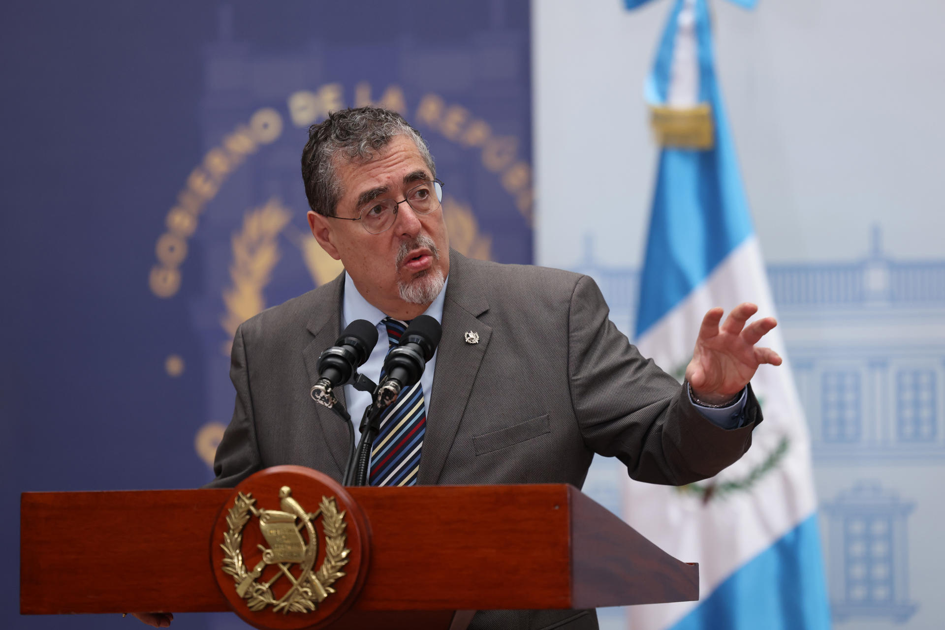 El presidente de Guatemala, Bernardo Arévalo de León, habla en una conferencia de prensa este lunes, en Ciudad de Guatemala (Guatemala), antes de viajar a México para participar en los actos de investidura de Claudia Sheinbaum. EFE/ Mariano Macz