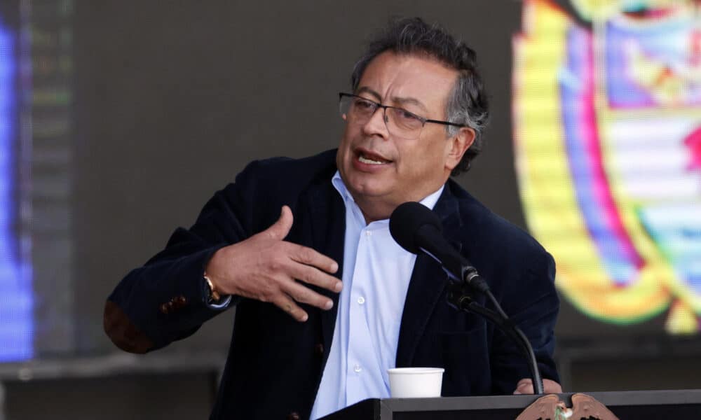 El presidente colombiano, Gustavo Petro, habla durante una concentración de seguidores este jueves en la Plaza Bolívar de Bogotá (Colombia). EFE/Mauricio Dueñas Castañeda