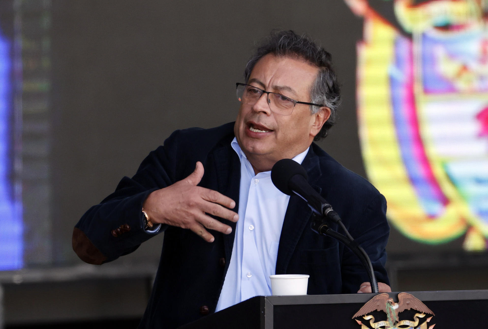 El presidente colombiano, Gustavo Petro, habla durante una concentración de seguidores este jueves en la Plaza Bolívar de Bogotá (Colombia). EFE/Mauricio Dueñas Castañeda