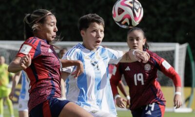 Kishi Núñez (c) de Argentina disputa un balón con Monserrat Valeria Díaz (i) de Costa Rica este domingo, en un partido del grupo F de la Copa Mundial Femenina sub-20. EFE/ Carlos Ortega