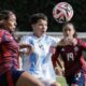 Kishi Núñez (c) de Argentina disputa un balón con Monserrat Valeria Díaz (i) de Costa Rica este domingo, en un partido del grupo F de la Copa Mundial Femenina sub-20. EFE/ Carlos Ortega