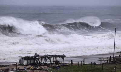 Continúa la lluvia y el fuerte oleaje por el paso del huracán 'John', este miércoles en el balneario de Acapulco, en el estado de Guerrero (México). EFE/David Guzmán