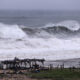 Continúa la lluvia y el fuerte oleaje por el paso del huracán 'John', este miércoles en el balneario de Acapulco, en el estado de Guerrero (México). EFE/David Guzmán