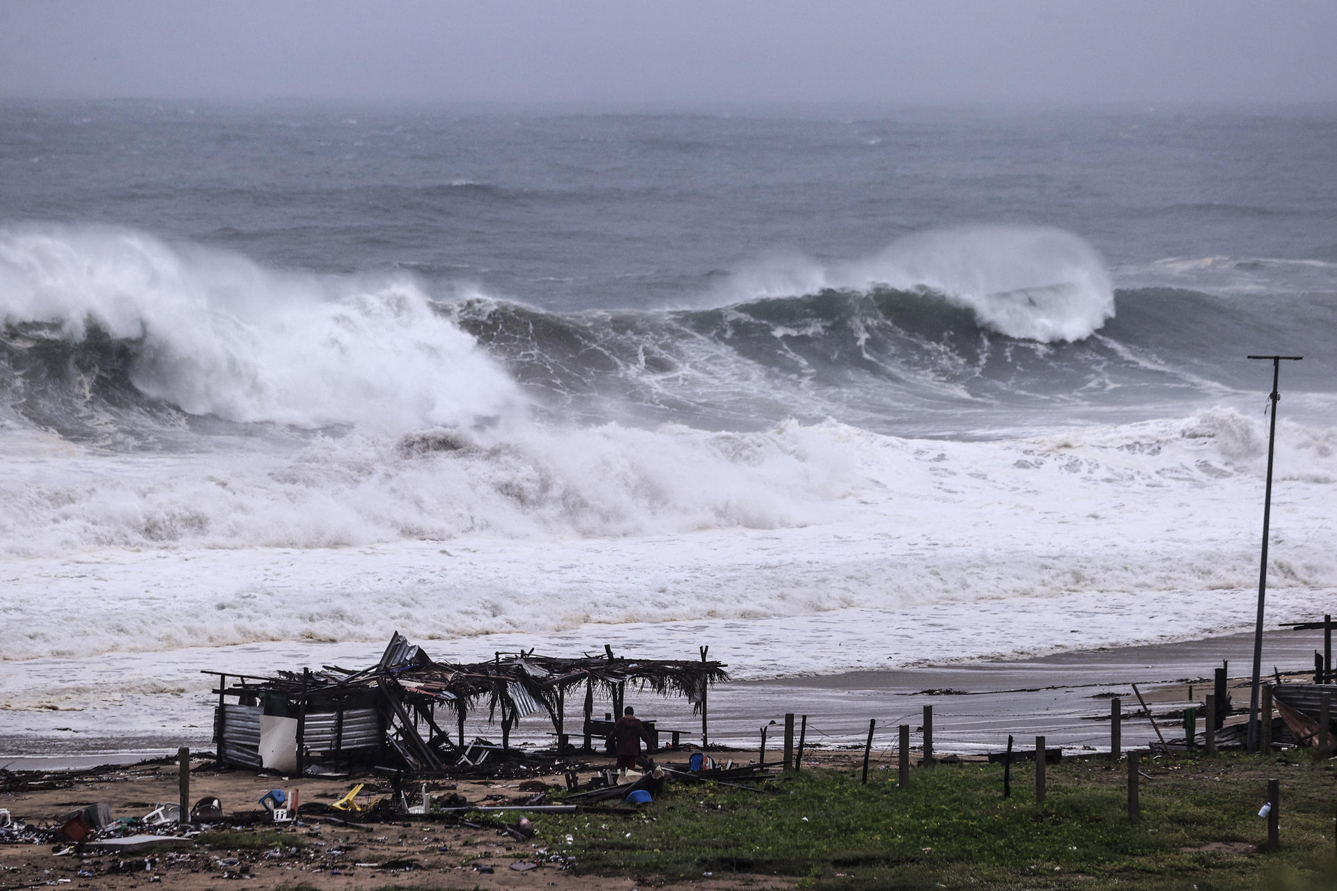 Continúa la lluvia y el fuerte oleaje por el paso del huracán 'John', este miércoles en el balneario de Acapulco, en el estado de Guerrero (México). EFE/David Guzmán