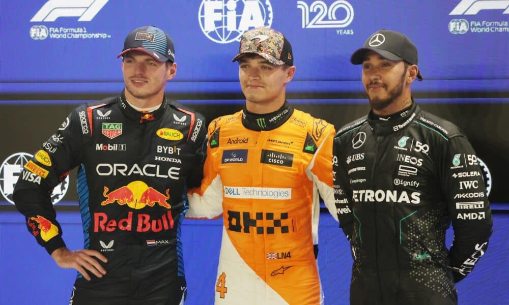 (I-D) El piloto neerlandés Max Verstappen, de la escudería Red Bull Racing, el británico Lando Norris, de McLaren F1 Team, y el también británico Lewis Hamilton, de la escudería Mercedes-AMG Petrona, en el podio en el circuito urbano de Marina Bay en Singapur. EFE/EPA/TOM WHITE