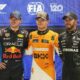 (I-D) El piloto neerlandés Max Verstappen, de la escudería Red Bull Racing, el británico Lando Norris, de McLaren F1 Team, y el también británico Lewis Hamilton, de la escudería Mercedes-AMG Petrona, en el podio en el circuito urbano de Marina Bay en Singapur. EFE/EPA/TOM WHITE