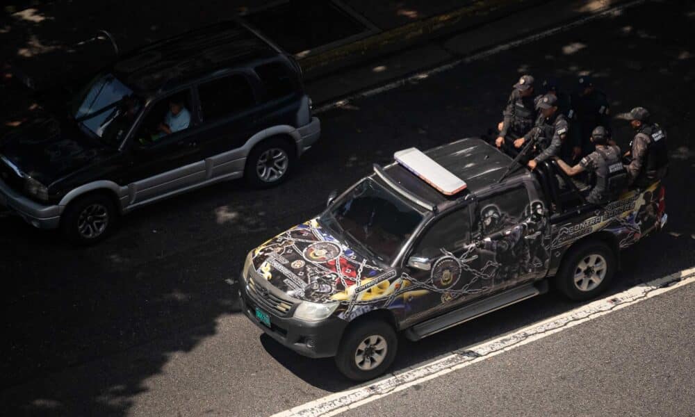 Agentes de la Policía Nacional Bolivariana recorren las calles este viernes en Caracas (Venezuela). EFE/ Ronald Pena R