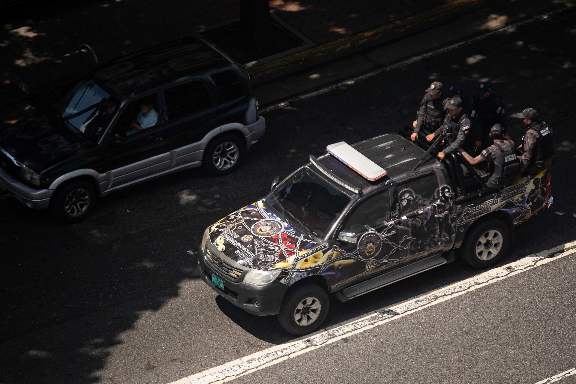 Agentes de la Policía Nacional Bolivariana recorren las calles este viernes en Caracas (Venezuela). EFE/ Ronald Pena R