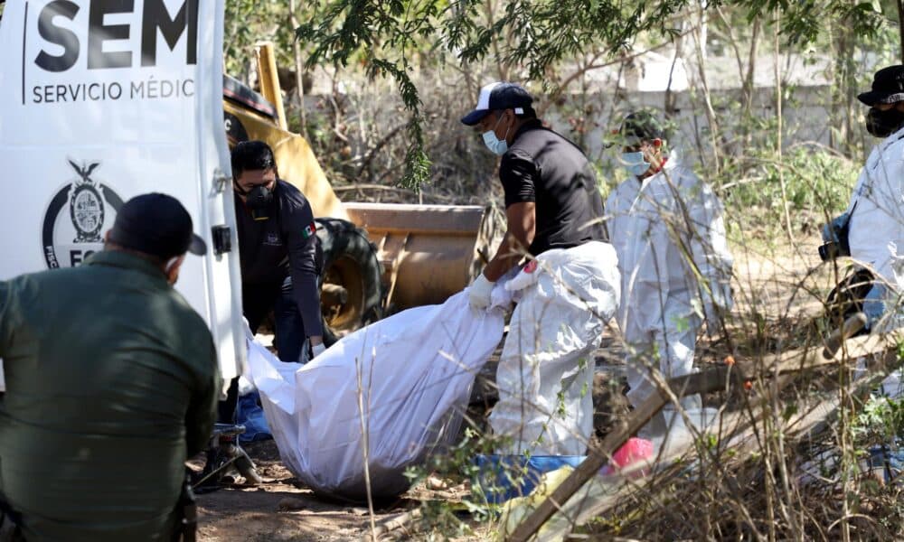 Peritos retiran cuerpos de un predio abandonado en la localidad de Culiacancito, estado de Sinaloa (México). Imagen de archivo. EFE/Juan Carlos Cruz