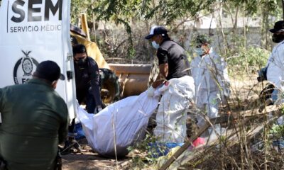 Peritos retiran cuerpos de un predio abandonado en la localidad de Culiacancito, estado de Sinaloa (México). Imagen de archivo. EFE/Juan Carlos Cruz