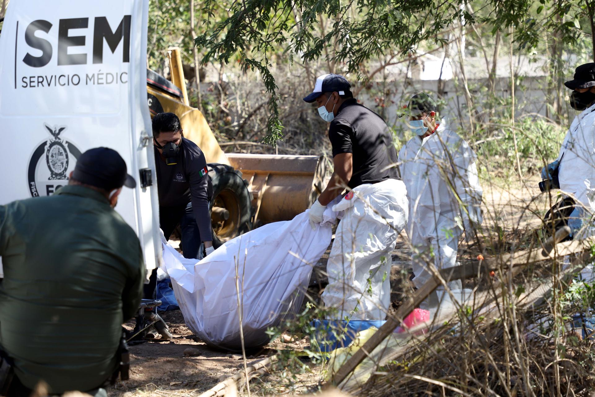 Peritos retiran cuerpos de un predio abandonado en la localidad de Culiacancito, estado de Sinaloa (México). Imagen de archivo. EFE/Juan Carlos Cruz