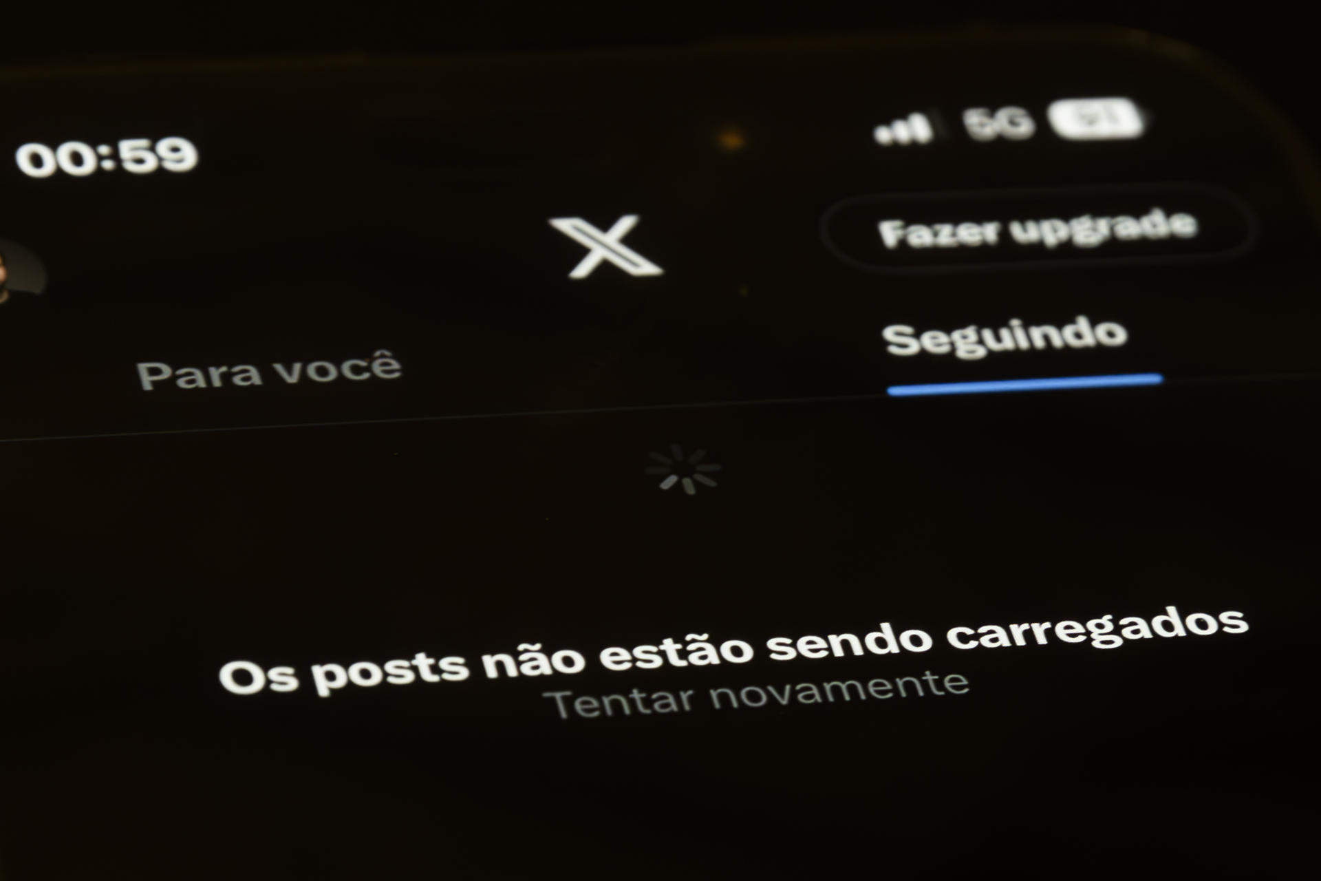 Fotografía del 30 de agosto de 2024 de un celular que muestra la aplicación de la red social X momentos después de haber dejado de funcionar en Brasil debido a un bloqueo impuesto por el Supremo Tribunal Federal en Sao Paulo (Brasil). Muy pocos pensaban que el empeño de Brasil de hacer cumplir sus leyes iba a llegar tan lejos. X y Starlink fueron suspendidas luego de una orden del todopoderoso juez de la Suprema Corte Alexandre 'Xandao' de Moraes, justificada en que la red de Elon Musk no ha cumplido la orden de suspender decenas de perfiles. Este es el clic principal de la semana en América. EFE/ Isaac Fontana