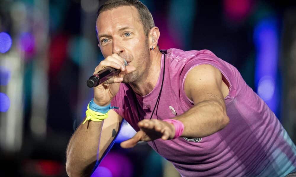 Fotografía de archivo del cantante británico Chris Martin, líder de la banda británica Coldplay, mientras se presenta en el estadio Parken en Copenhague, Dinamarca, el 5 de julio de 2023. EFE/EPA/Mads Claus Rasmussen