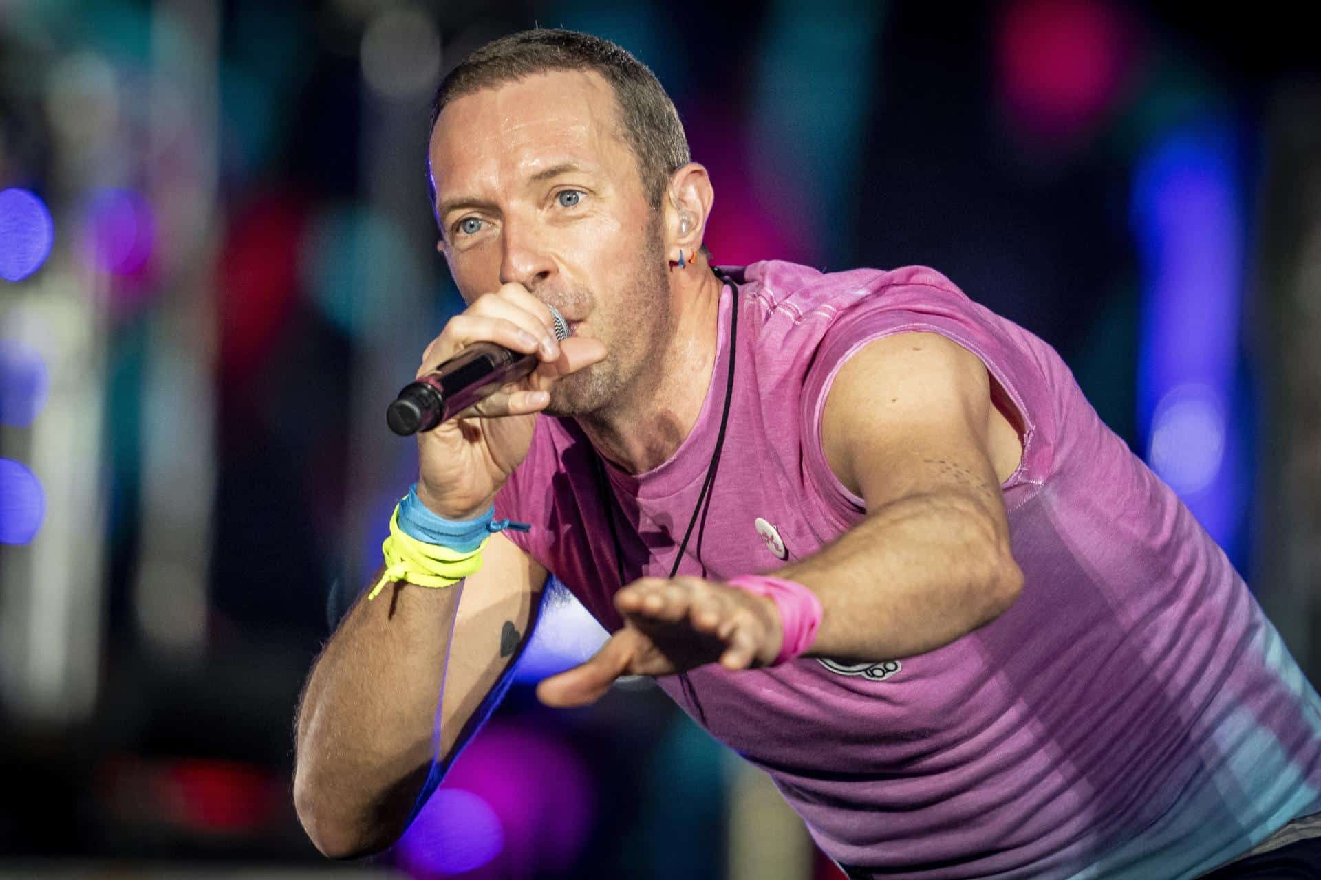 Fotografía de archivo del cantante británico Chris Martin, líder de la banda británica Coldplay, mientras se presenta en el estadio Parken en Copenhague, Dinamarca, el 5 de julio de 2023. EFE/EPA/Mads Claus Rasmussen