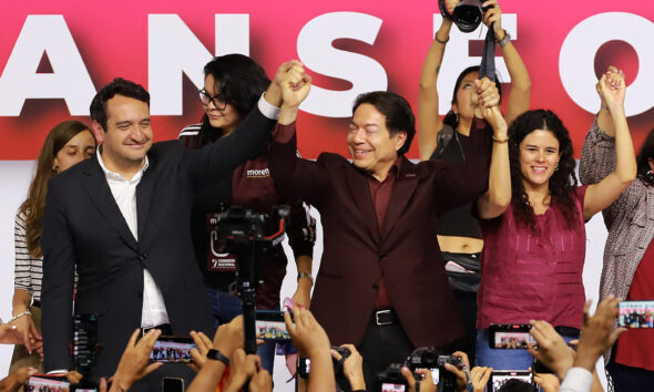 Andrés Manuel López Beltrán (i) hijo del presidente de México Andrés Manuel López Obrador, el líder nacional del Movimiento de Regeneración Nacional (Morena) Mario Delgado (c) y la secretaria de Gobernación, Luisa María Alcalde (d) participan en el VII Congreso Nacional Extraordinario de Morena este domingo, en la Ciudad de México (México). EFE/ Madla Hartz