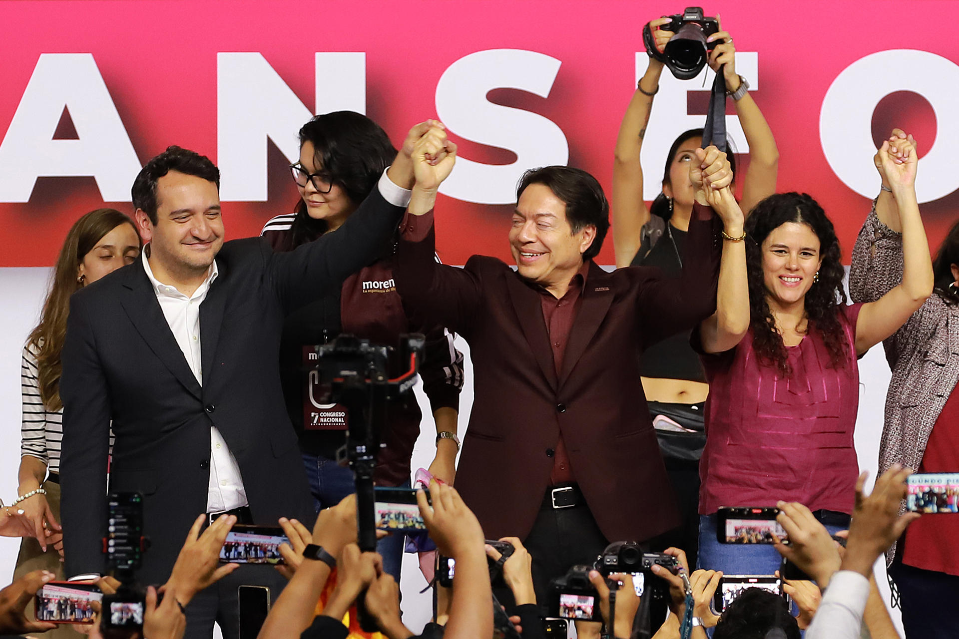 Andrés Manuel López Beltrán (i) hijo del presidente de México Andrés Manuel López Obrador, el líder nacional del Movimiento de Regeneración Nacional (Morena) Mario Delgado (c) y la secretaria de Gobernación, Luisa María Alcalde (d) participan en el VII Congreso Nacional Extraordinario de Morena este domingo, en la Ciudad de México (México). EFE/ Madla Hartz