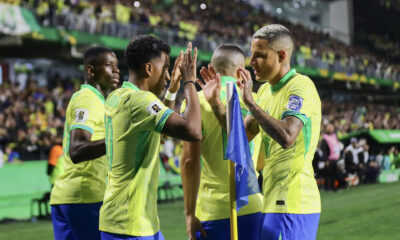 Rodrygo (2i), delantero de Brasil, fue registrado este viernes, 6 de septiembre, al celebrar con varios compañeros de selección un gol que le anotó a Ecuador, durante un partido de la fecha 7 de las eliminatorias suramericanas al Mundial FIFA de 2026, en el estadio Couto Pereira de Curitiba (Brasil). EFE/Andre Coelho