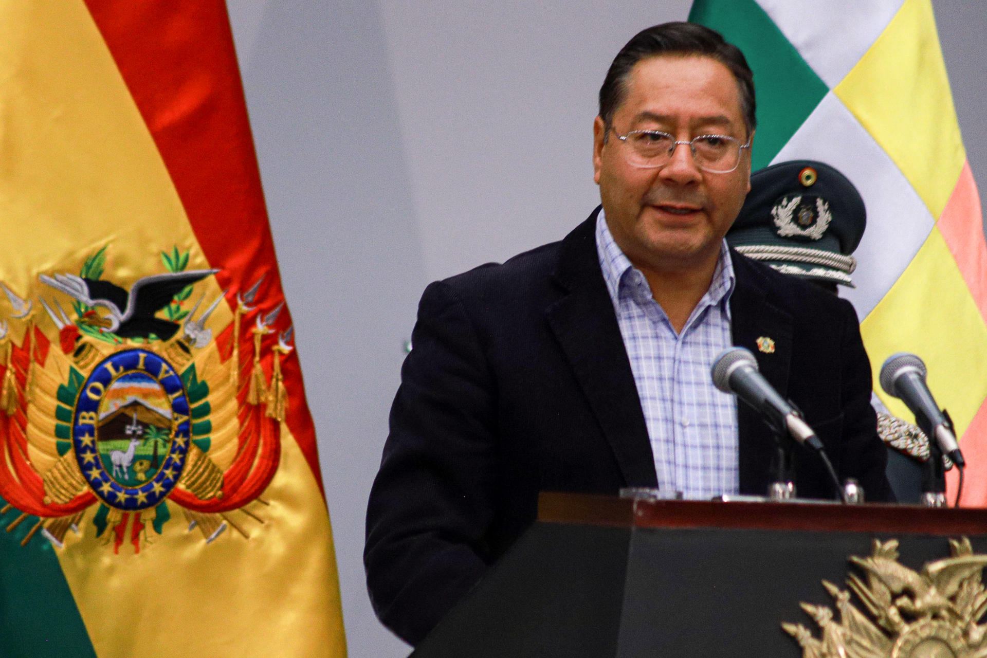 Fotografía de archivo del presidente de Bolivia, Luis Arce, durante un acto de posesión del nuevo ministro de Justicia y Transparencia Institucional, César Siles el 26 de septiembre en La Paz (Bolivia). EFE/ Gabriel Márquez