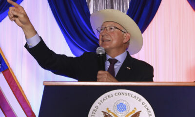 El embajador de Estados Unidos en México, Ken Salazar, habla durante una rueda de prensa este viernes, en el Consulado de su país en Ciudad Juárez (México). EFE/ Luis Torres