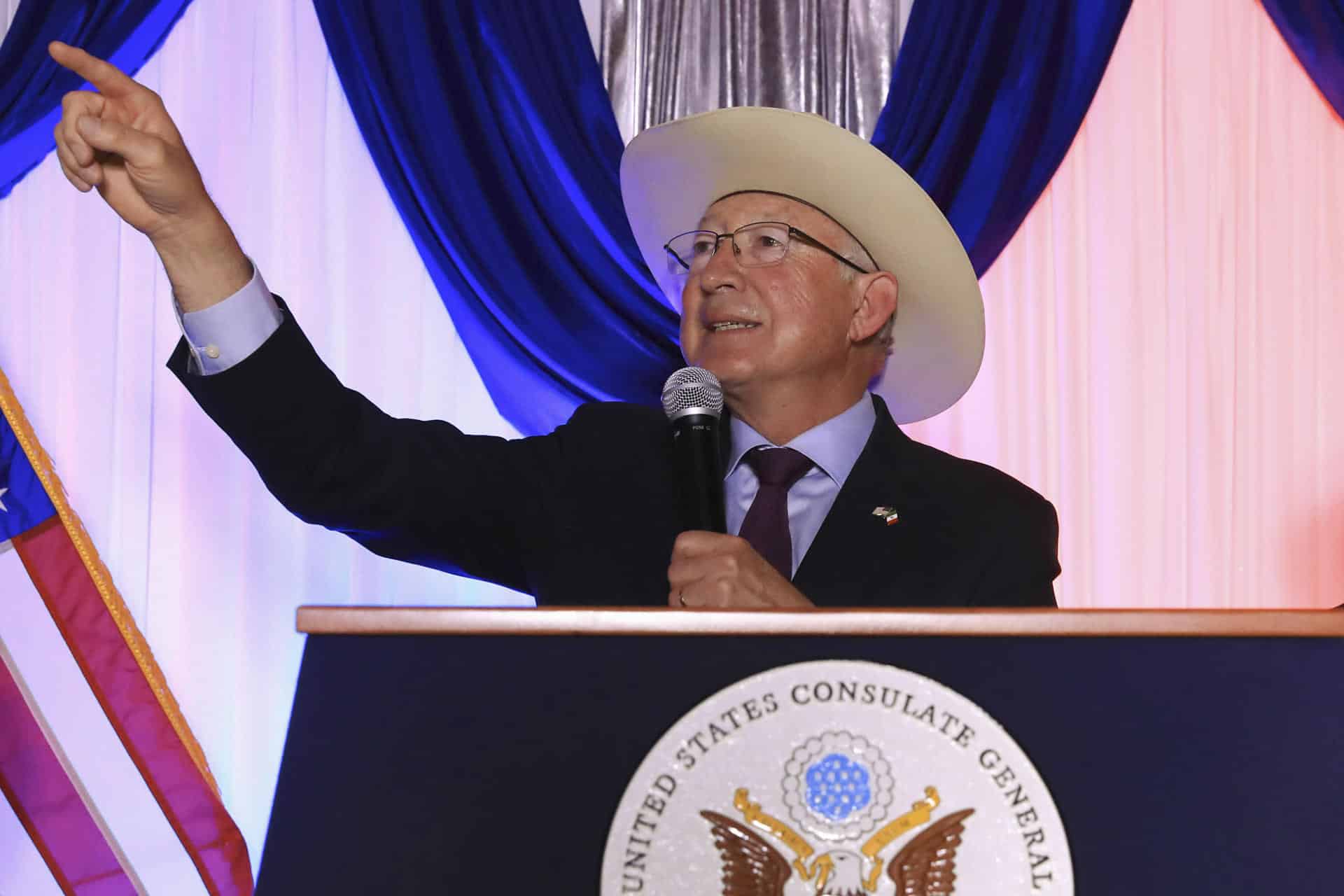 El embajador de Estados Unidos en México, Ken Salazar, habla durante una rueda de prensa este viernes, en el Consulado de su país en Ciudad Juárez (México). EFE/ Luis Torres