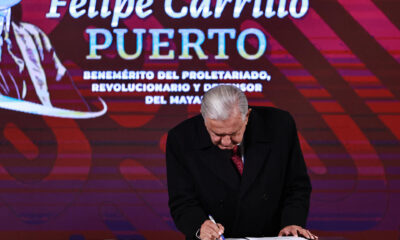 El presidente de México, Andrés Manuel López Obrador, firma un decreto este lunes durante una rueda de prensa en el Palacio Nacional, en Ciudad de México (México). EFE/ Sáshenka Gutiérrez