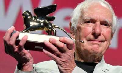 El director australiano Peter Weir posa después de recibir el León de Oro a la trayectoria antes de la proyección de su película 'Master and Commander' durante el Festival Internacional de Cine de Venecia, en Venecia, Italia, el 2 de septiembre de 2024. La 81ª edición del Festival de Cine de Venecia se celebrará del 28 de agosto al 7 de septiembre de 2024. (Cine, Italia, Niza, Venecia) EFE/EPA/ETTORE FERRARI