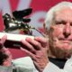 El director australiano Peter Weir posa después de recibir el León de Oro a la trayectoria antes de la proyección de su película 'Master and Commander' durante el Festival Internacional de Cine de Venecia, en Venecia, Italia, el 2 de septiembre de 2024. La 81ª edición del Festival de Cine de Venecia se celebrará del 28 de agosto al 7 de septiembre de 2024. (Cine, Italia, Niza, Venecia) EFE/EPA/ETTORE FERRARI