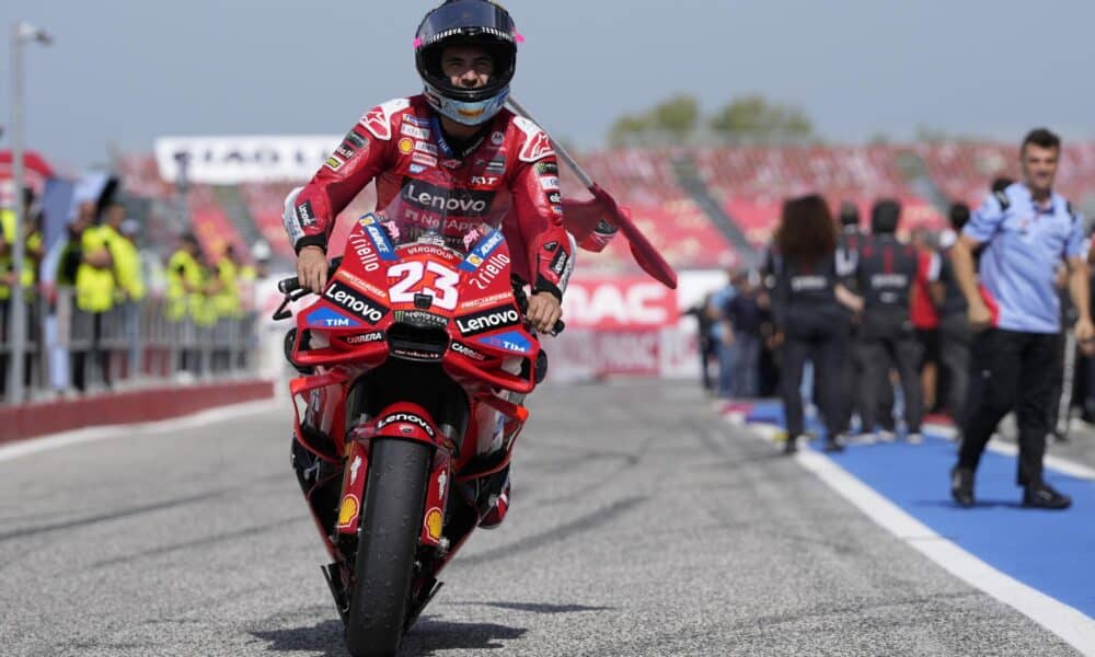 El piloto italiano Enea Bastianini de Ducati Lenovo Team celebra la victoria de la carrera de MotoGP del Gran Premio de Motociclismo de Emilia Romagna en el circuito mundial de Misano Marco Simoncelli en Misano Adriatico, Italia. EFE/EPA/DANILO DI GIOVANNI