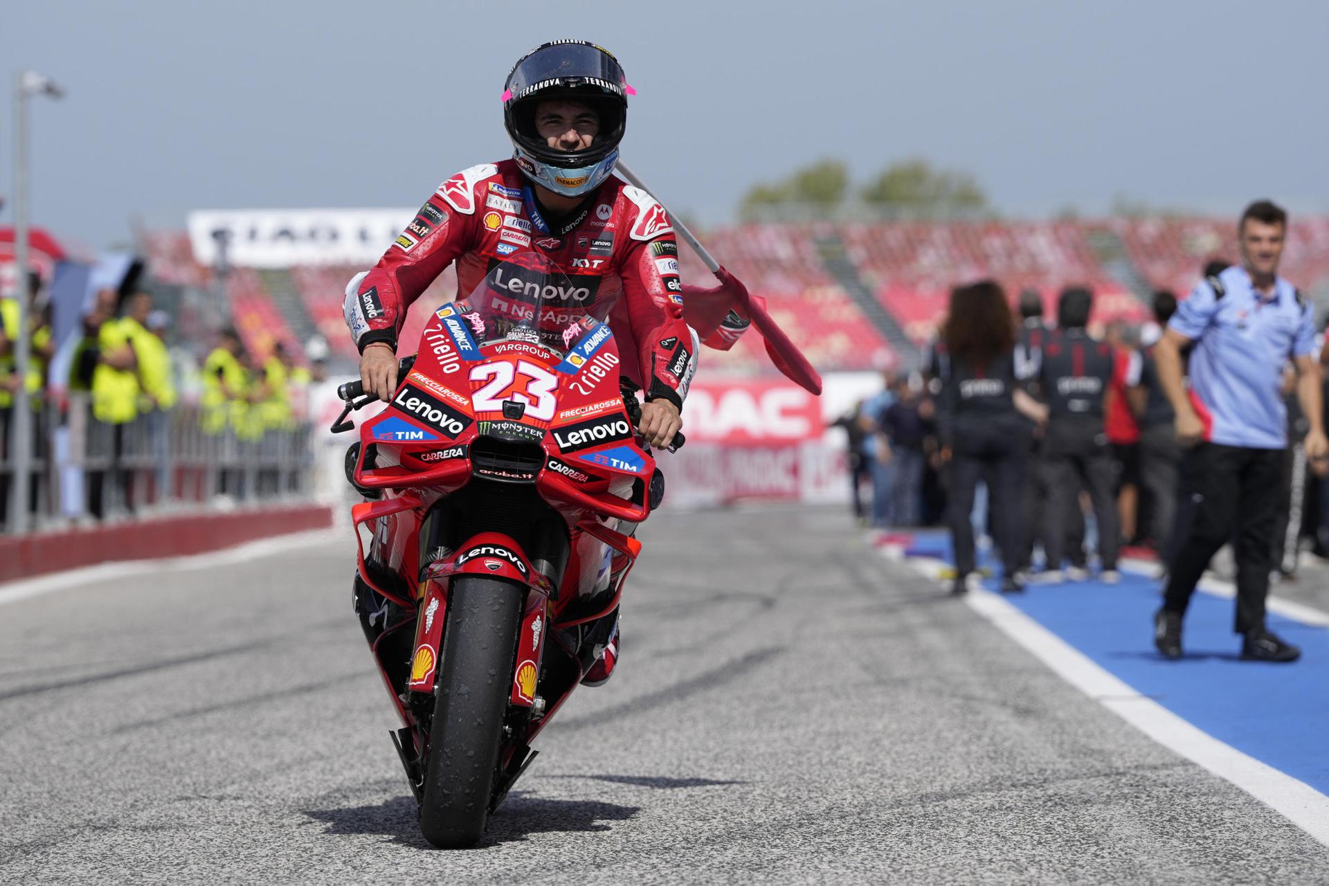 El piloto italiano Enea Bastianini de Ducati Lenovo Team celebra la victoria de la carrera de MotoGP del Gran Premio de Motociclismo de Emilia Romagna en el circuito mundial de Misano Marco Simoncelli en Misano Adriatico, Italia. EFE/EPA/DANILO DI GIOVANNI