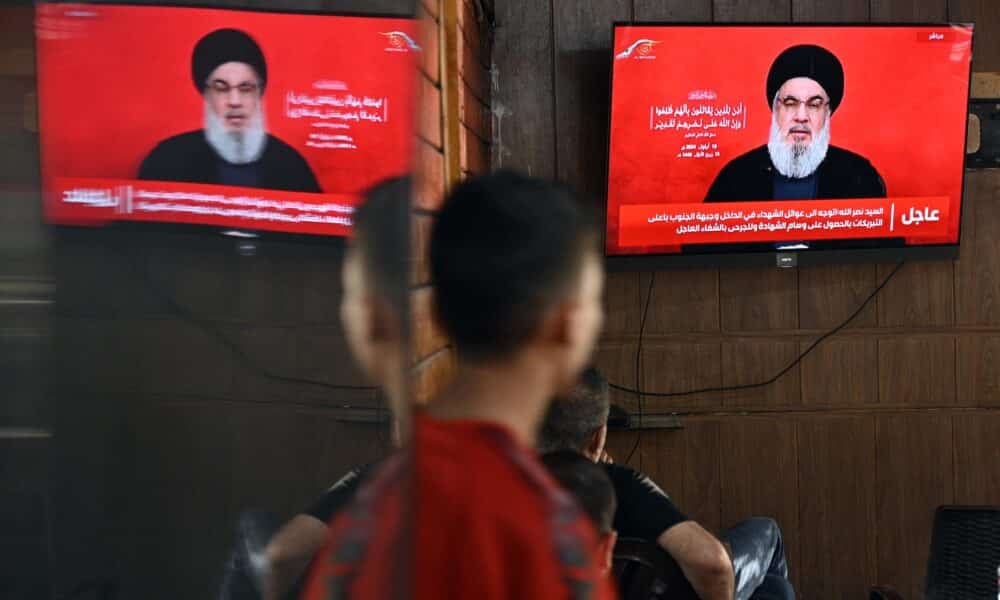 La gente observa al secretario general de Hezbolá, Hassan Nasrallah, pronunciando un discurso televisado en una cafetería en el suburbio sur de Beirut, Líbano, el 19 de septiembre de 2024. Nasrallah comentó sobre las explosiones condenando a Israel. Hezbolá declaró en un comunicado que Israel estaba detrás del ataque y que habrá consecuencias. El ministro de Salud del Líbano, Firas Abiad, dijo el 19 de septiembre que al menos 37 personas murieron y más de 2.900 resultaron heridas después de que múltiples dispositivos de comunicación inalámbrica fueran detonados el 17 y 18 de septiembre. (Líbano, Hizbulá/Hezbolá) EFE/EPA/WAEL HAMZEH