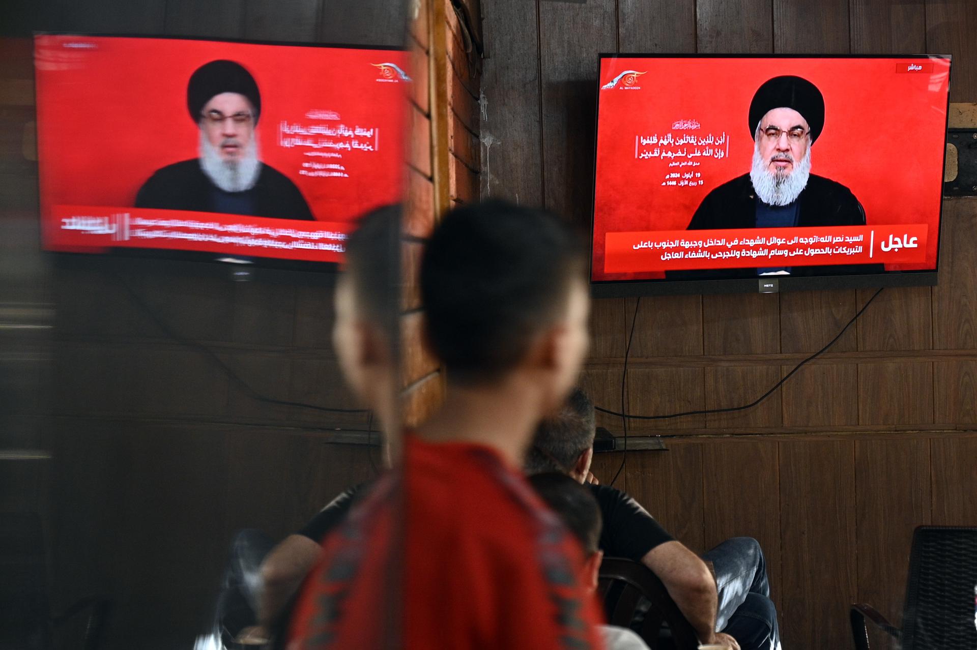 La gente observa al secretario general de Hezbolá, Hassan Nasrallah, pronunciando un discurso televisado en una cafetería en el suburbio sur de Beirut, Líbano, el 19 de septiembre de 2024. Nasrallah comentó sobre las explosiones condenando a Israel. Hezbolá declaró en un comunicado que Israel estaba detrás del ataque y que habrá consecuencias. El ministro de Salud del Líbano, Firas Abiad, dijo el 19 de septiembre que al menos 37 personas murieron y más de 2.900 resultaron heridas después de que múltiples dispositivos de comunicación inalámbrica fueran detonados el 17 y 18 de septiembre. (Líbano, Hizbulá/Hezbolá) EFE/EPA/WAEL HAMZEH