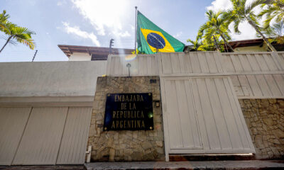 Fotografía de archivo que muestra la bandera de Brasil izada en la Embajada de Argentina en Caracas. EFE/ Henry Chirinos